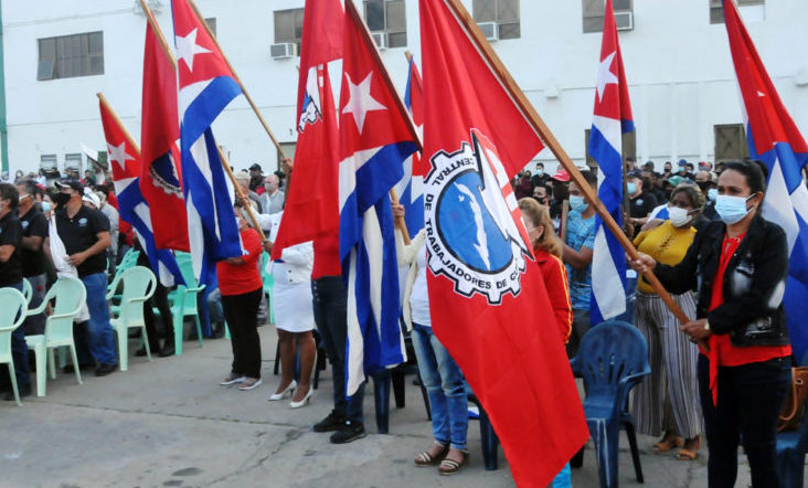Banderas nacionales y sindicales, La Habana.
