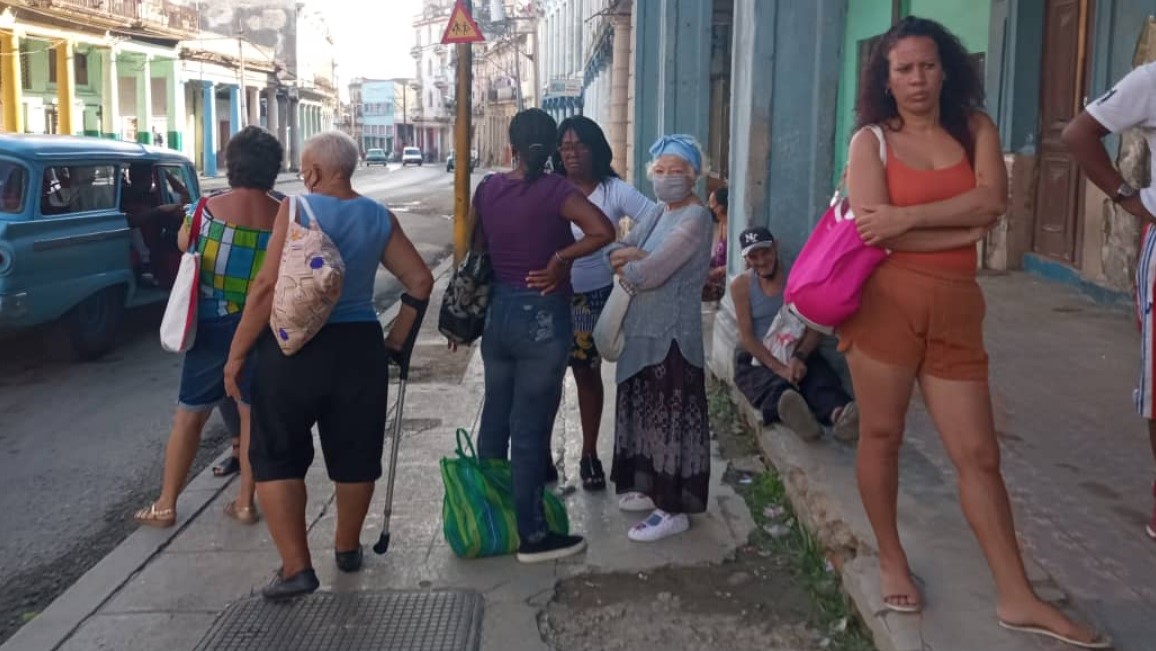 Un grupo de cubanos en una espera en La Habana.