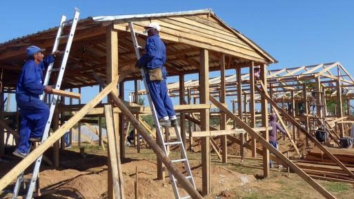 Construcción de viviendas de madera y techos de zinc para damnificados del huracán Ian en Cuba.