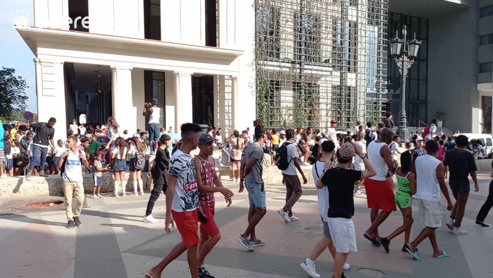 Jóvenes cubanos concentrados cerca de hotel donde está el rapero Tekashi 6ix9ine.