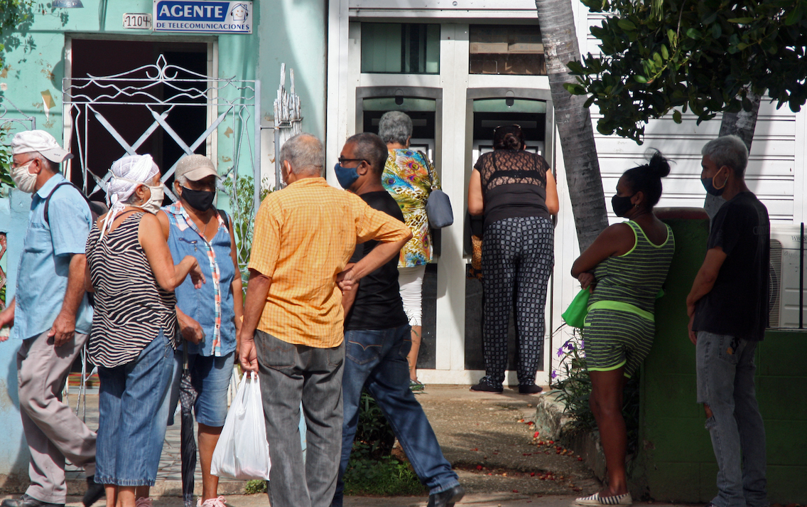 Cola para cajeros automáticos en La Habana.