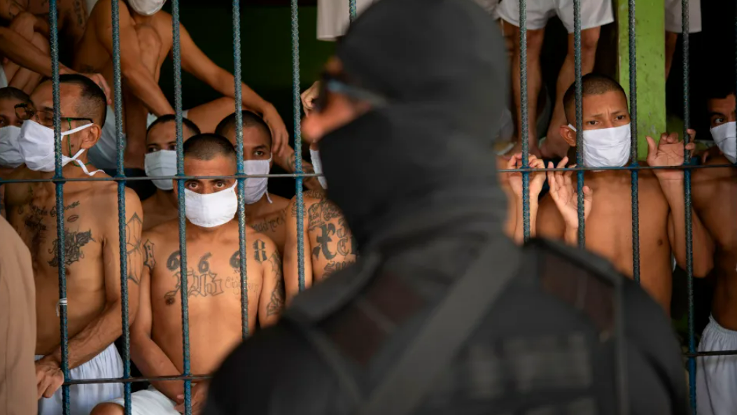 Prisioneros en una cárcel de máxima seguridad de El Salvador.
