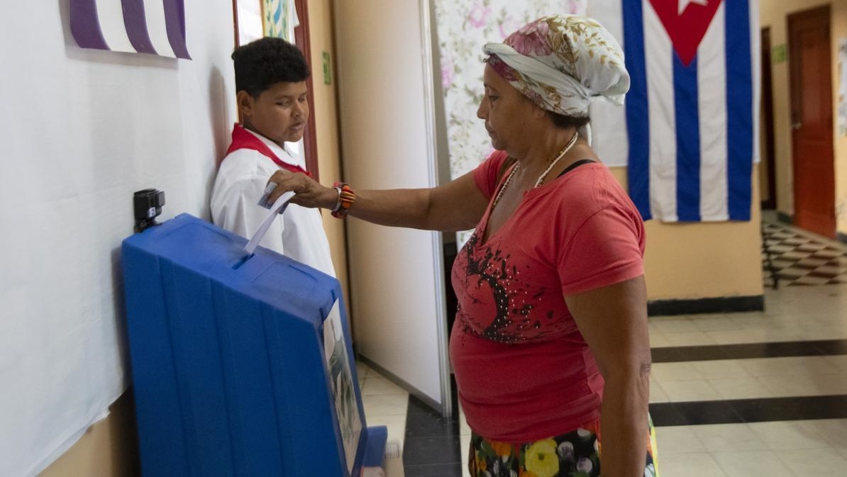 Una mujer vota en La Habana.