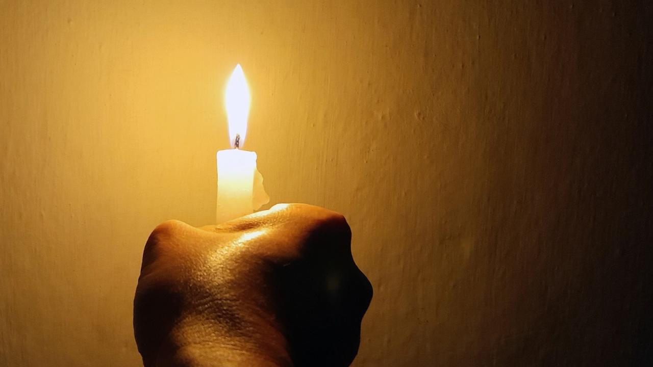 Una vela prendida en medio de un apagón en Cuba.