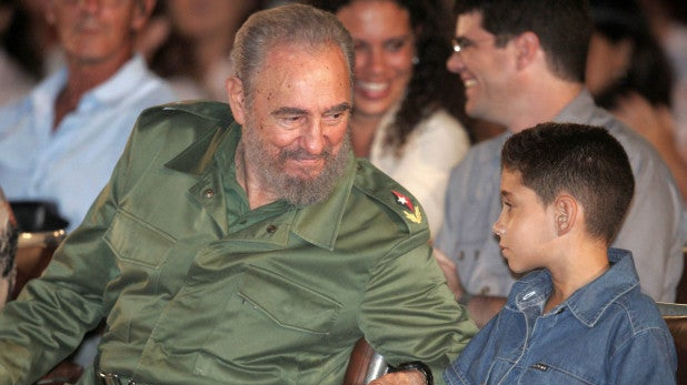 Elián González de niño junto a Fidel Castro.