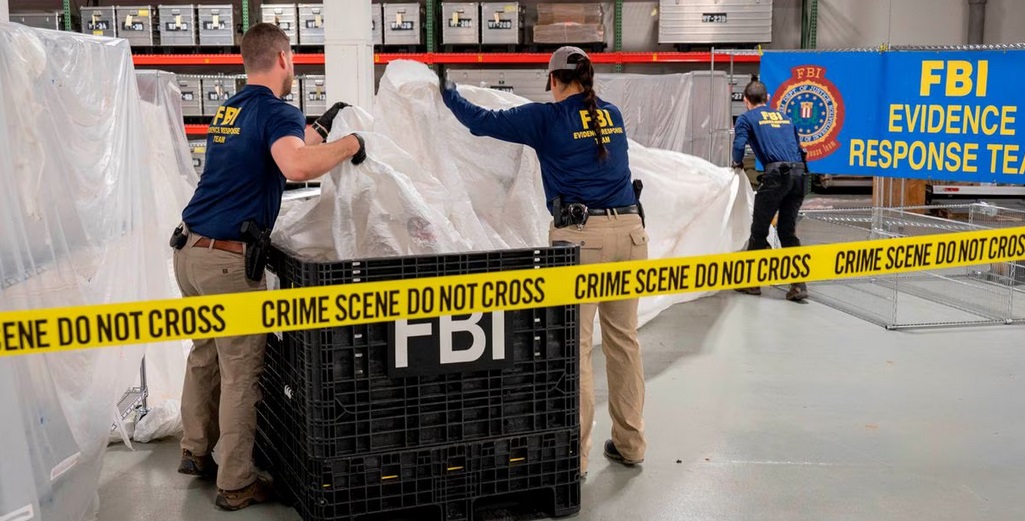 Agentes del FBI procesan los restos del globo chino hallados en el Atlántico frente a la costa de Carolina del Sur.