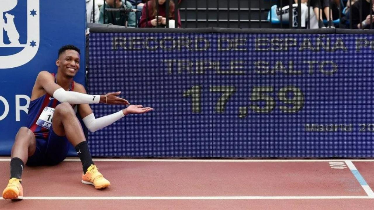 Jordan Díaz posa junto a su nuevo récord de España.