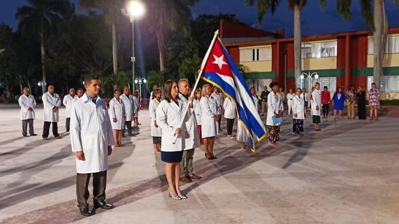 Médicos cubanos despedidos antes de partir a México, jueves 9 de febrero, La Habana.