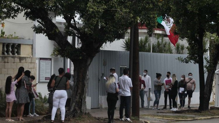 Cubanos haciendo cola ante el Consulado de México en La Habana.