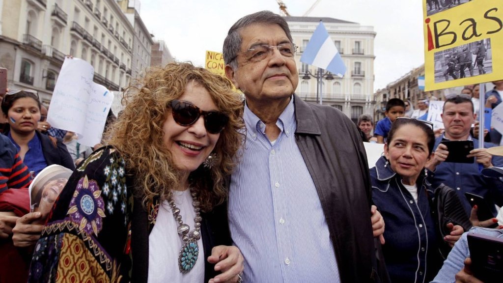 Gioconda Belli y Sergio Ramírez en una manifestación.