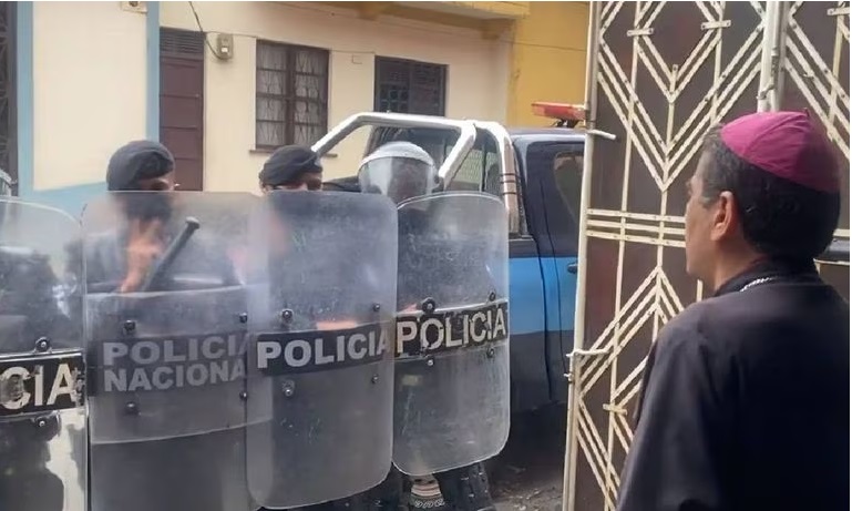Fuerzas de la Policía de Nicaragua ejecutan el arresto de un obispo.