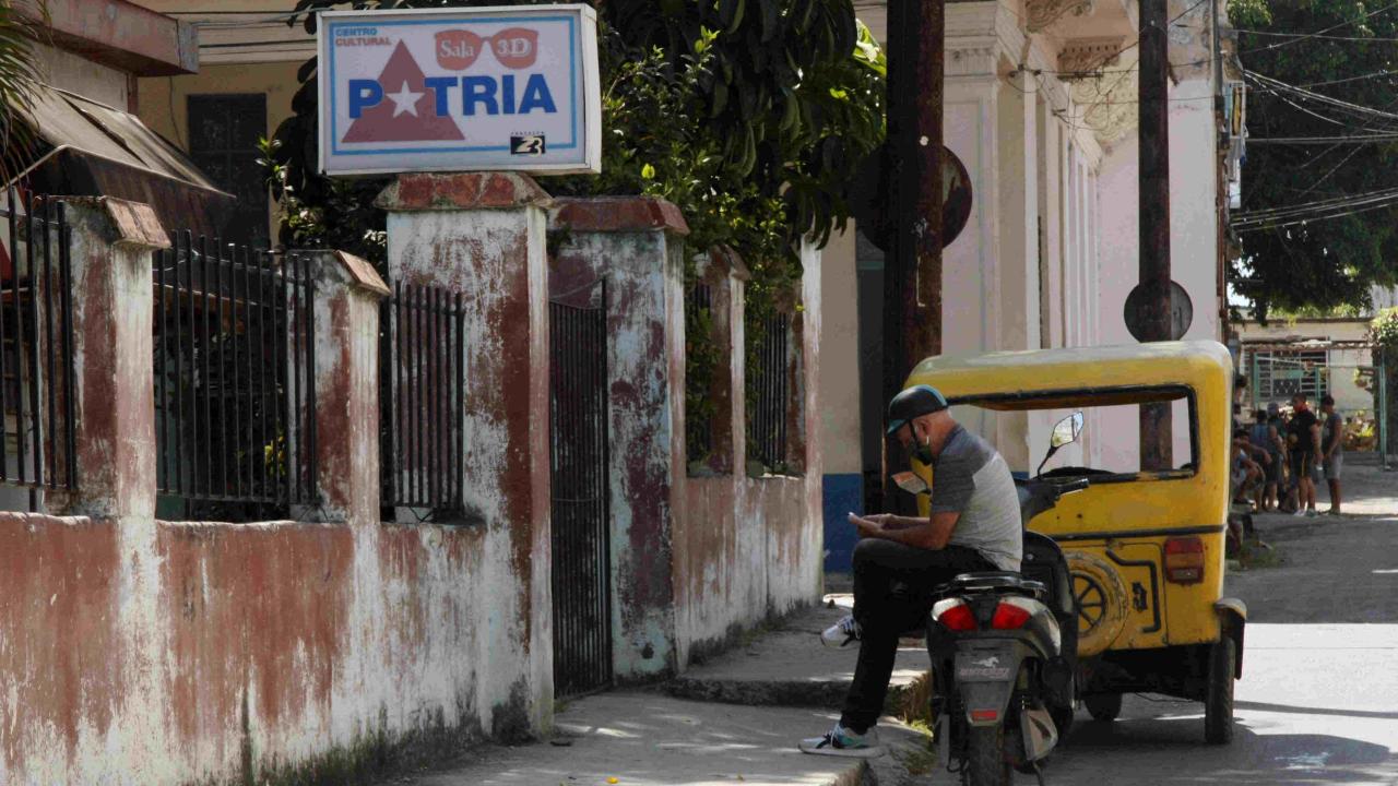 Un cubano revisa su teléfono en una calle de La Habana.