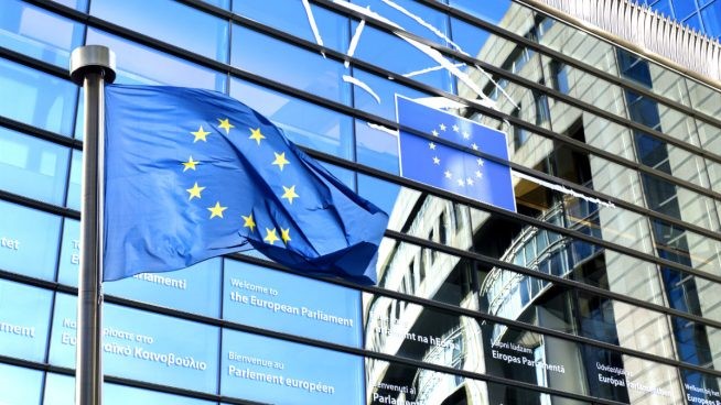 Bandera de Europa frente al Parlamento Europeo.