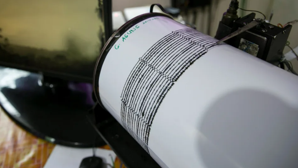 Registro de un sismo mediante sismógrafo.