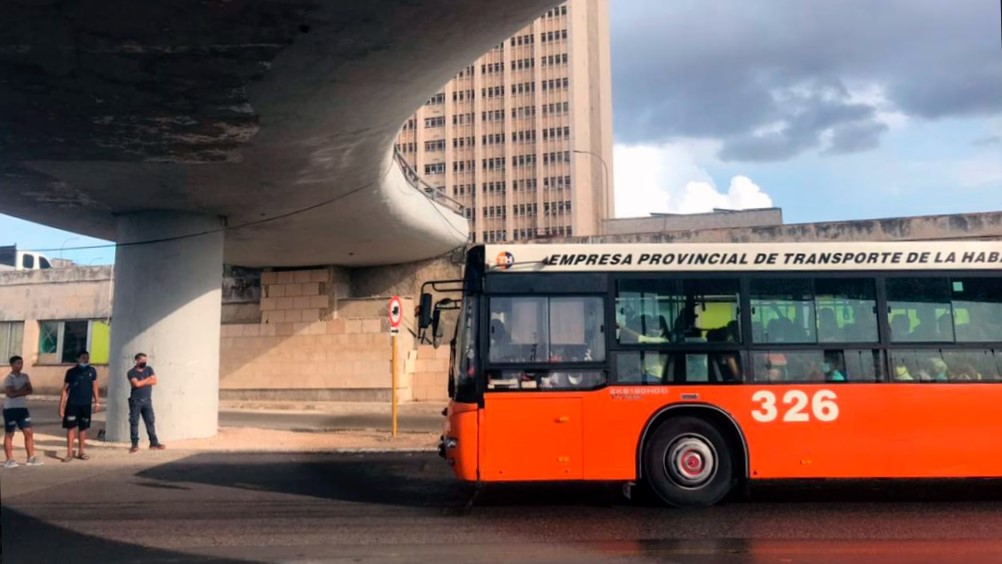 Un ómnibus en una ruta en La Habana.