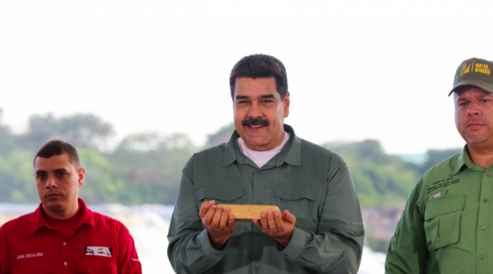 Nicolás Maduro con oro extraído en Venezuela.