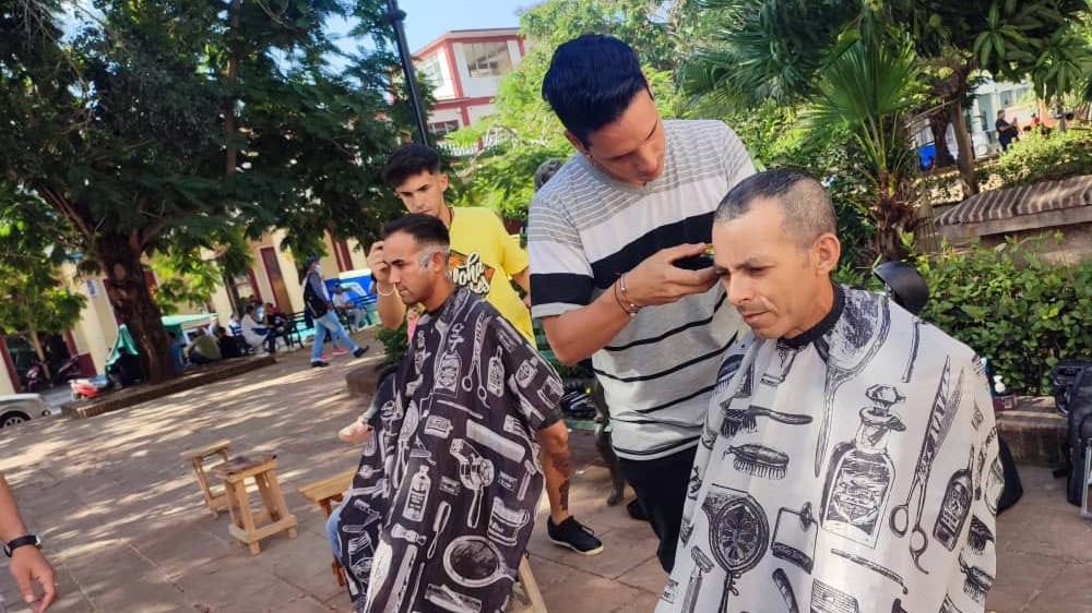 Barberos cubanos en Holguín recaudan fondos para niños con cáncer.
