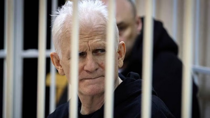Durante el juicio, Bialiatski, de 60 años, y sus colaboradores, estuvieron encerrados en un espacio protegido con rejas dentro de la sala del tribunal.
