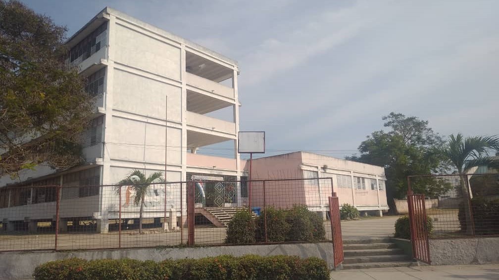 Una escuela afectada por la plaga de chinches en Santiago de Cuba.