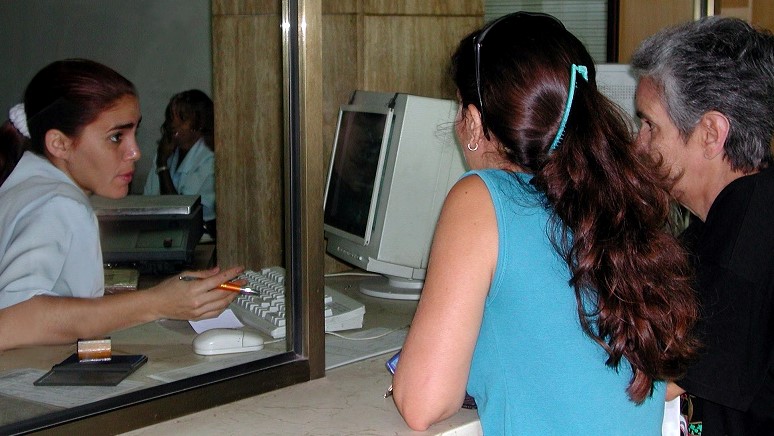 Dos cubanas son atendidas en una oficina de Correos de Cuba.