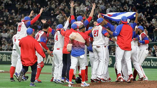 El equipo Cuba celebra el triunfo ante Australia que le da el pase a la semifiinal del Clásico Mundial de Béisbol.