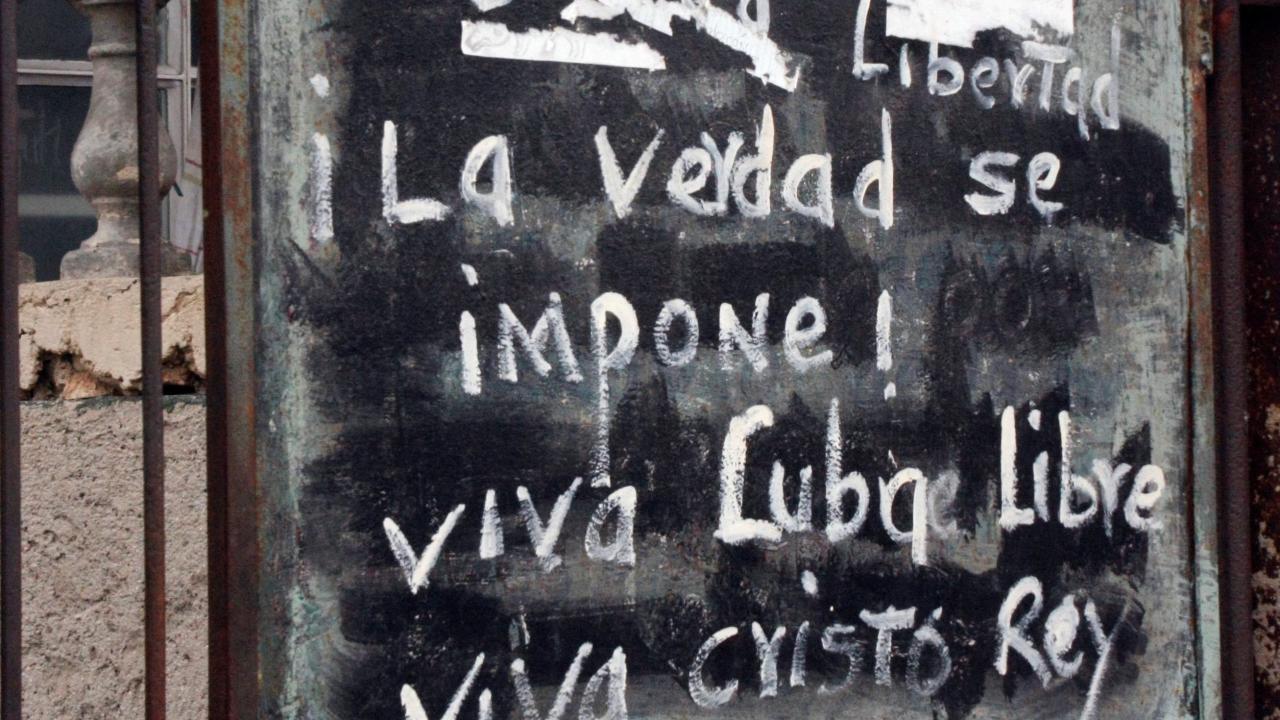 Un cartel contra el régimen en Cuba.