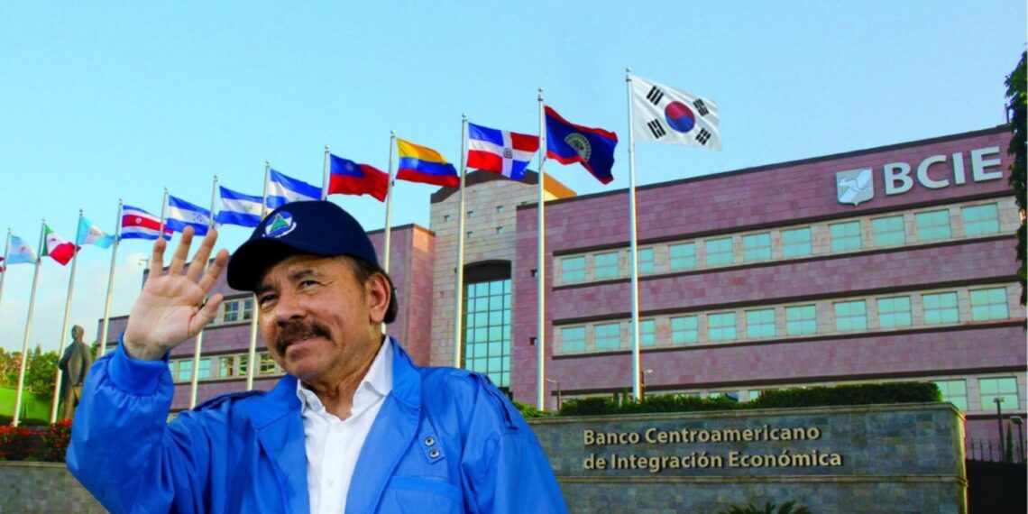 Daniel Ortega y el BCIE, en un fotomontaje.