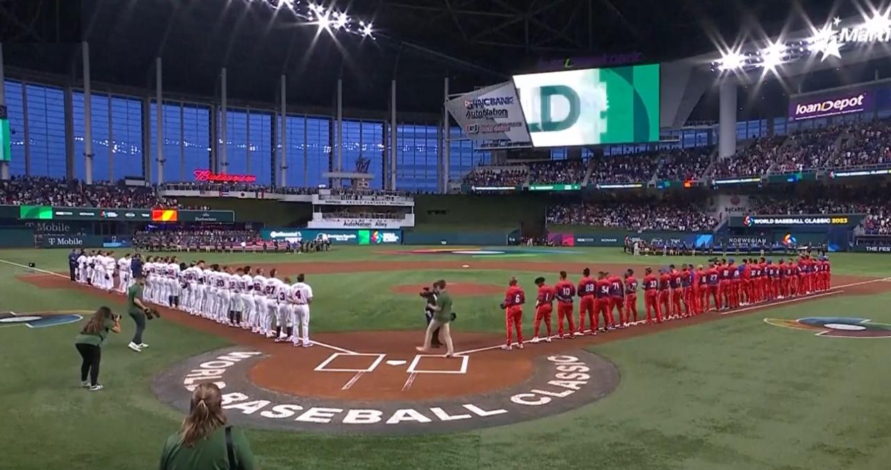 Inicio del partido de béisbol entre EEUU y Cuba el pasado domingo en Miami.