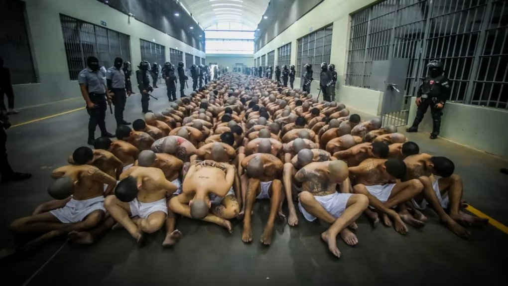 Detenidos en prisiones de El Salvador bajo el régimen de excepción.
