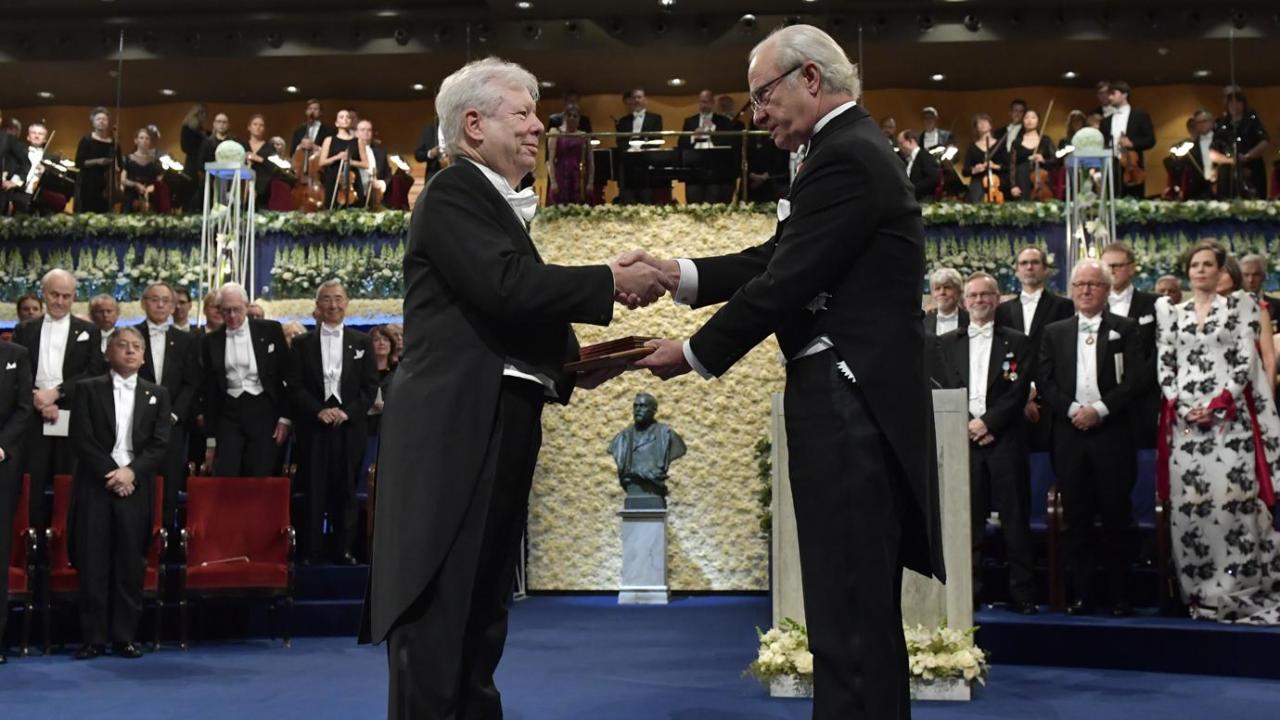 Richard Thaler (izq.) recibiendo el Premio Nobel de Economía, 2017.