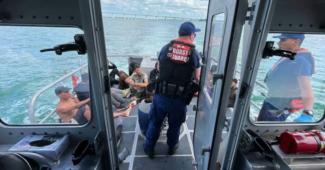 La Guardia Costera de EEUU rescata a unos migrantes cubanos en el mar. 