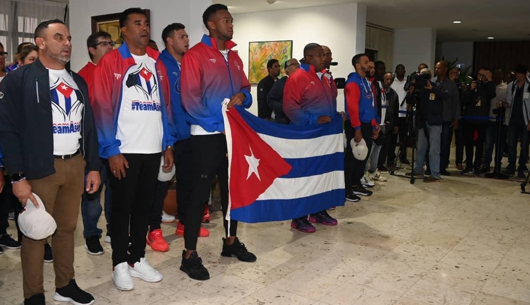 Equipo Cuba durante su recibimiento en La Habana.
