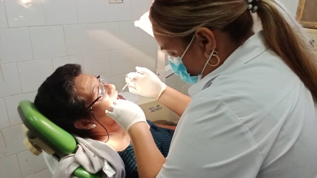 Una cubana se somete a una extracción dental con gotas homeopáticas como anestesia.