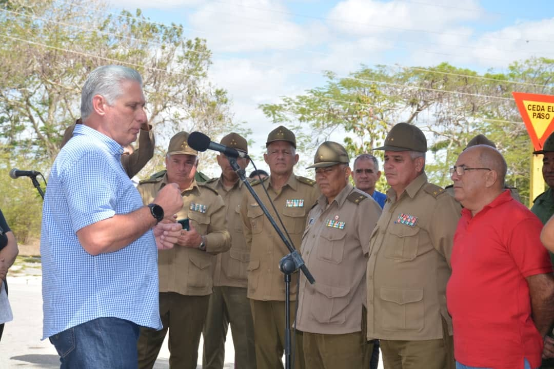Díaz-Canel junto a militares durante un reciente recorrido por Villa Clara.