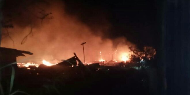 Una imagen nocturna del incendio en Jovellanos, Matanzas.