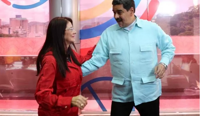 Nicolás Maduro bailando salsa con su esposa.