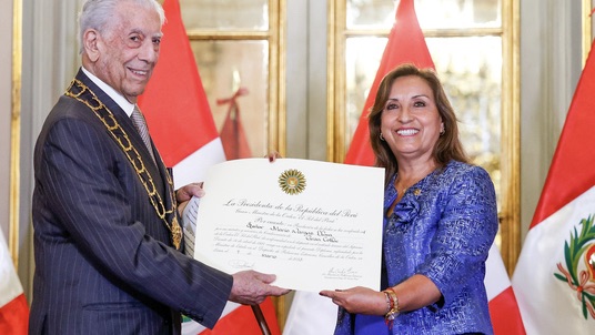 Mario Vargas Llosa, condecorado por la presidenta Lina Boluarte.