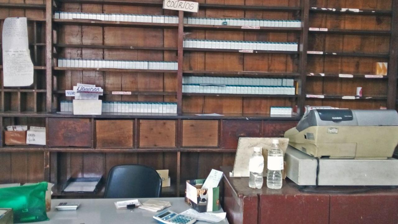 Una farmacia en La Habana.