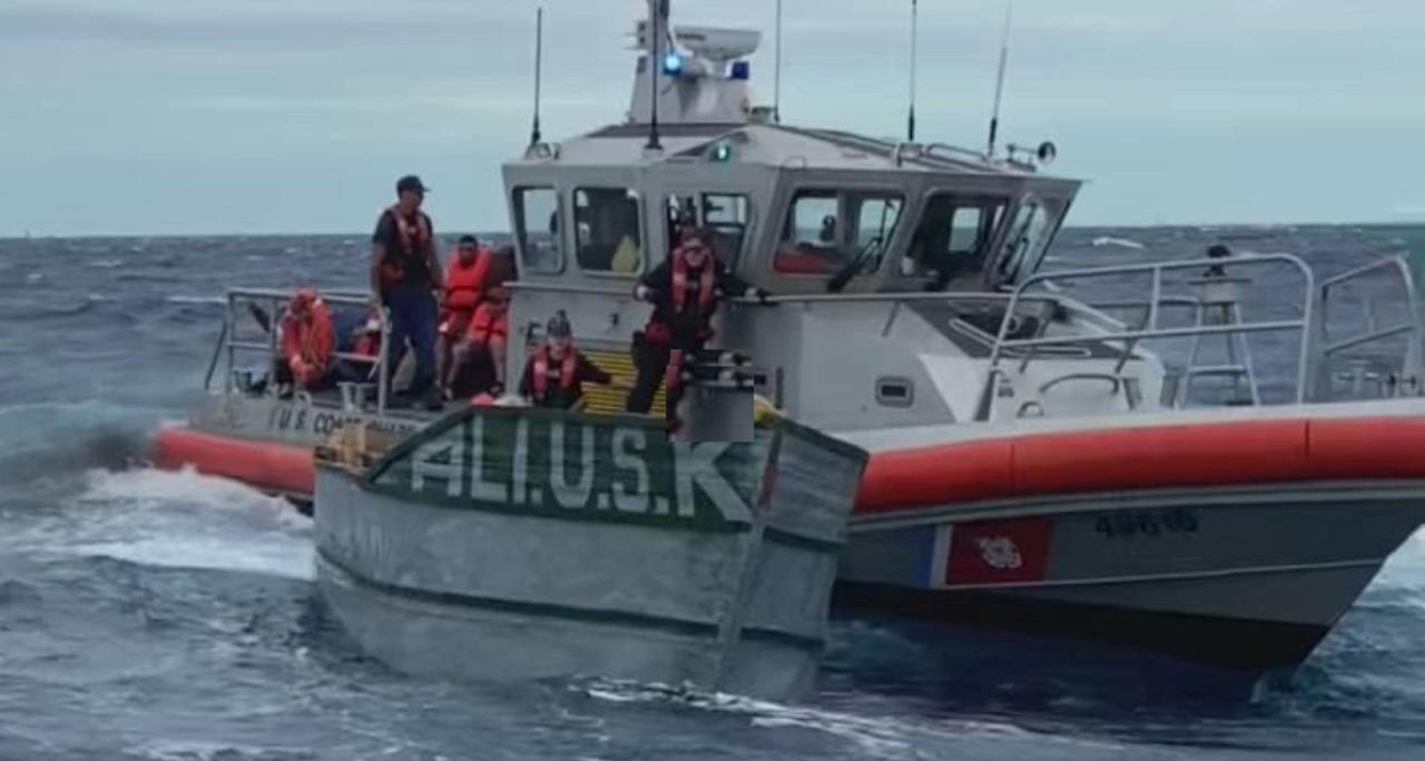 Rescate de la Guardia Costera de EEUU en el naufragio de balseros ocurrido el pasado martes al sur de Cayo Hueso.