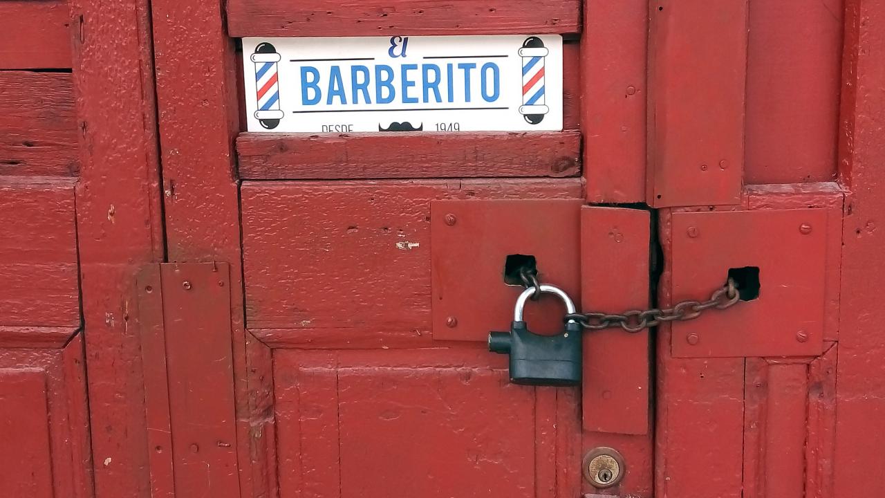 Puerta de un negocio privado en La Habana.