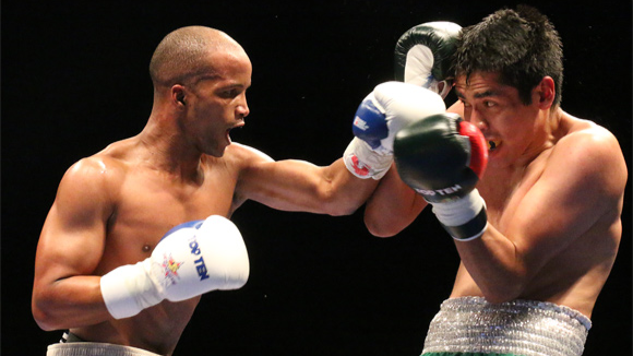 El boxeador cubano Roniel Iglesias (izq) durante el combate.