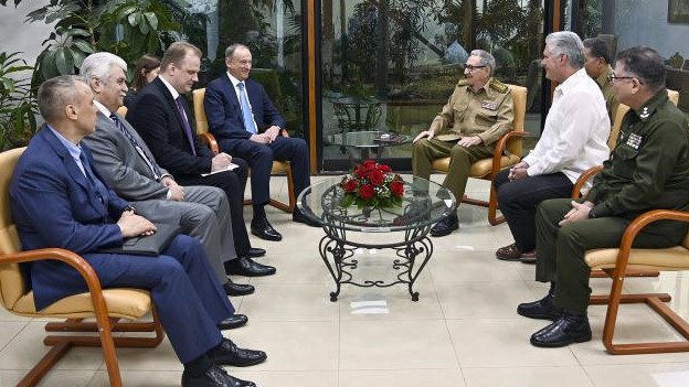 Raúl Castro y Miguel Díaz-Canel junto al alto funcionario ruso.
