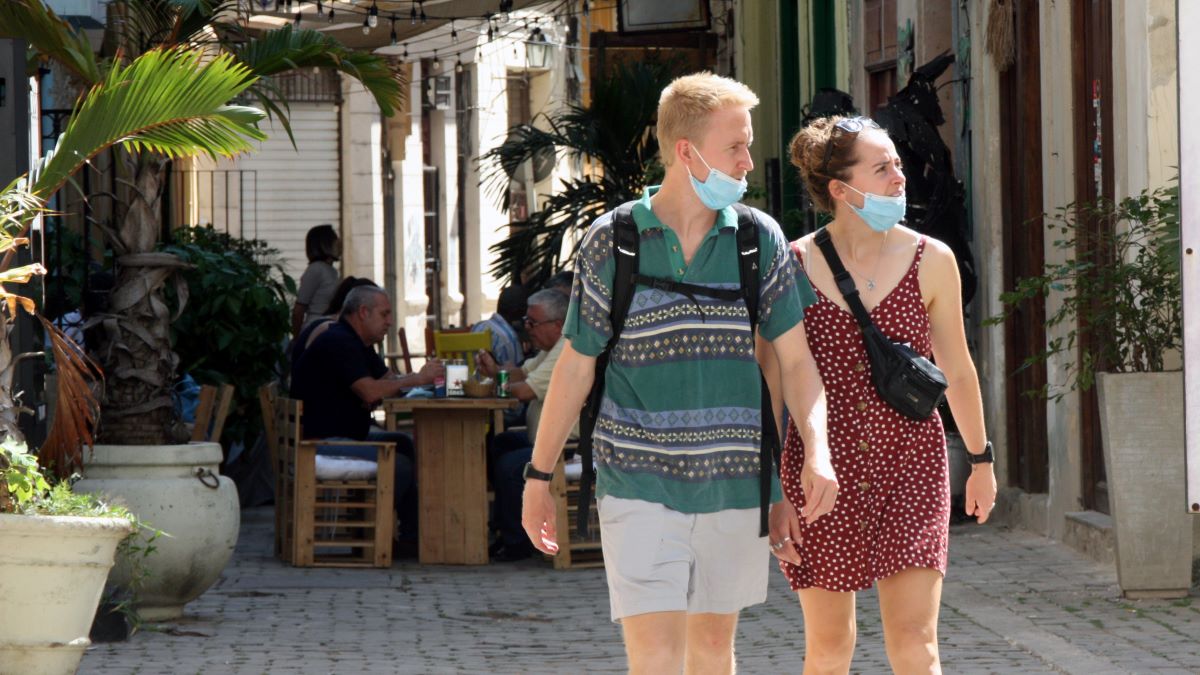 Una pareja de turistas por La Habana.