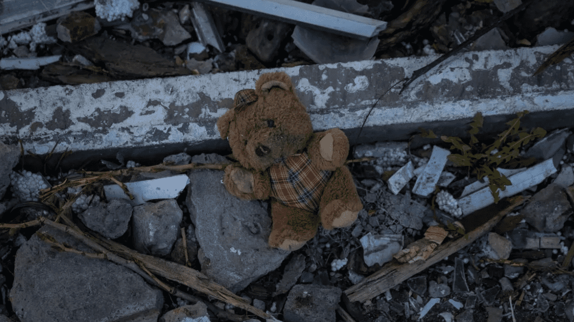 Un juguete infantil entre las ruinas de edificios en Ucrania.