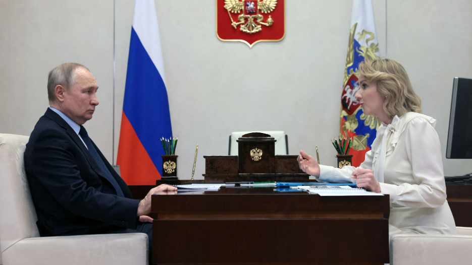 Putin y María Alekseyevna Lvova-Belova durante una reunión.