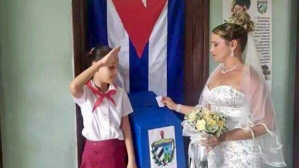Una cubana vota vestida de novia en Ciego de Ávila.