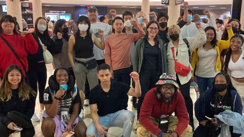 Grupo de jóvenes norteamericanos viajando a Cuba para celebrar el Primero de Mayo.