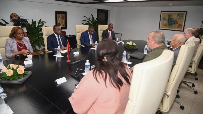 Manuel Marrero Cruz este viernes con ell ministro de Estado angolano, Adão Francisco Correia de Almeida, y la delegación visitante.