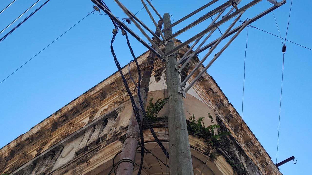 Tendido eléctrico en La Habana.