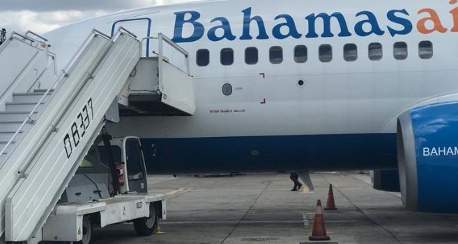 Avión que transportó a los 11 balseros devueltos por Bahamas.
